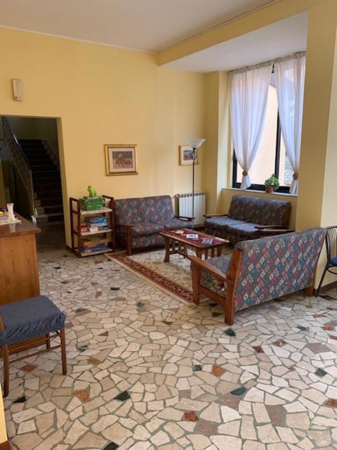 Albergo Meuble Olivi توسكولانو ماديرنو المظهر الخارجي الصورة